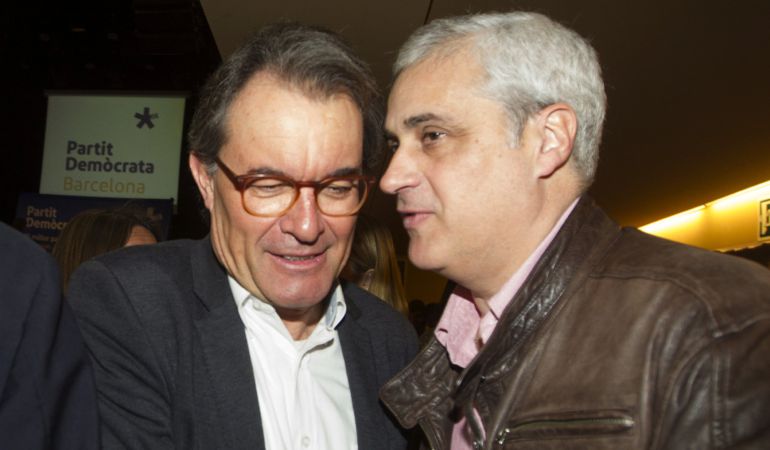 El expresidente de la Generalitat, Artur Mas saluda al exconseller de Justicia, Germà Gordó. El expresidente de la Generalitat, Artur Mas saluda al exconseller de Justicia, Germà Gordó.