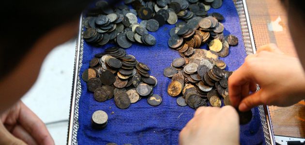 Las monedas extraidas de la tortuga fueron contadas una a una... había 915. Las monedas extraidas de la tortuga fueron contadas una a una... había 915.
