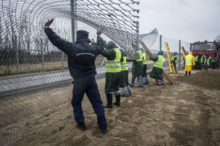 Varios convictos trabajan en la construcción de una nueva valla tras la ya construida en la frontera entre Hungría y Serbia, cerca de Kelebia (Hungría). Varios convictos trabajan en la construcción de una nueva valla tras la ya construida en la frontera entre Hungría y Serbia, cerca de Kelebia (Hungría).