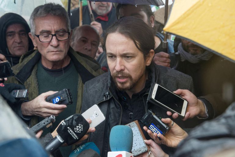 El secretario general de Podemos, Pablo Iglesias, atendiendo a la prensa El secretario general de Podemos, Pablo Iglesias, atendiendo a la prensa