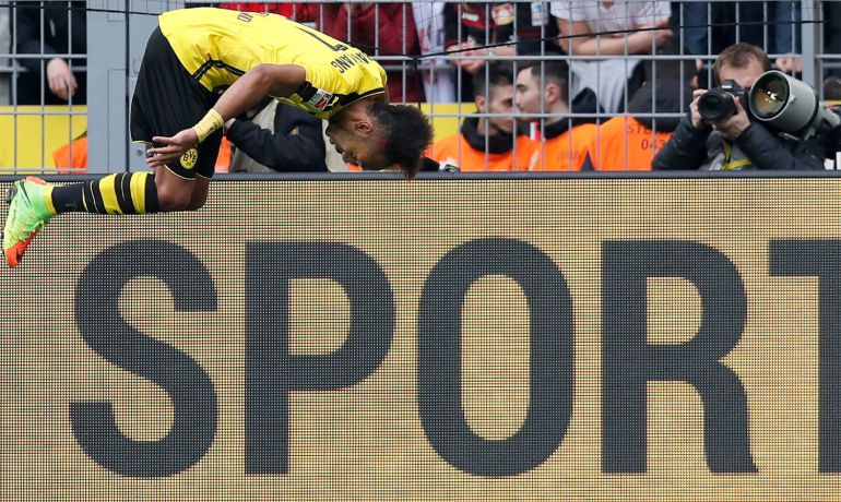 Una voltereta de Aubameyang tras un gol Una voltereta de Aubameyang tras un gol
