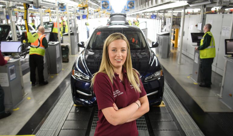Claire Noonan, en su puesto de trabajo en la fábrica de Jaguar Land Rover factory de Solihull, Inglaterra. Claire Noonan, en su puesto de trabajo en la fábrica de Jaguar Land Rover factory de Solihull, Inglaterra.