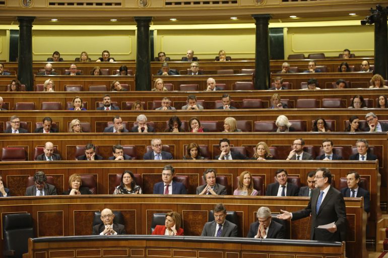 El presidente del Gobierno, Mariano Rajoy,d., durante la sesión de control al Gobierno que se celebra hoy en el pleno del Congreso de los Diputados El presidente del Gobierno, Mariano Rajoy,d., durante la sesión de control al Gobierno que se celebra hoy en el pleno del Congreso de los Diputados