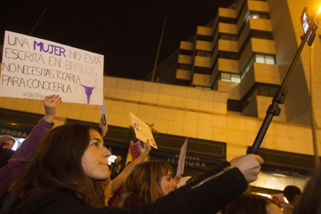 Un momento de la manifestación por el centro de Barcelona para reclamar la igualdad de la mujer bajo el lema "La revolución imparable de las mujeres" Un momento de la manifestación por el centro de Barcelona para reclamar la igualdad de la mujer bajo el lema "La revolución imparable de las mujeres"