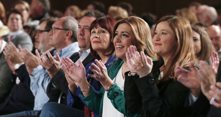 La secretaria general del PSOE andaluz y presidenta de la Junta, Susana Díaz (2d), junto a la expresidenta del PSOE Micaela Navarro (3d), durante el acto conmemorativo del Día de Andalucía organizado por esta formación política La secretaria general del PSOE andaluz y presidenta de la Junta, Susana Díaz (2d), junto a la expresidenta del PSOE Micaela Navarro (3d), durante el acto conmemorativo del Día de Andalucía organizado por esta formación política