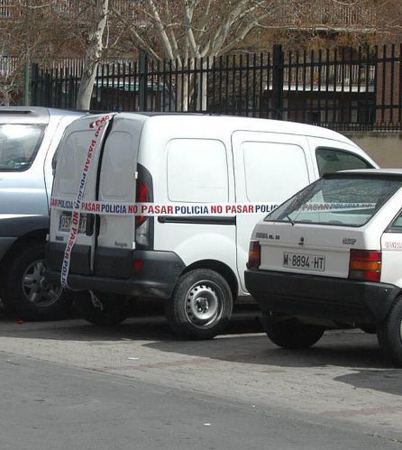 La furgoneta Renault Kangoo localizada en Alcalá de Henares en la que se hallaron siete detonadores y una cinta en árabe con versículos del Corán. La furgoneta Renault Kangoo localizada en Alcalá de Henares en la que se hallaron siete detonadores y una cinta en árabe con versículos del Corán.