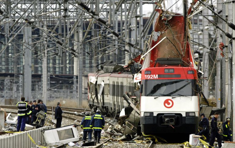 Imagen de los servicios de emergencias junto a uno de los trenes del 11-M. Imagen de los servicios de emergencias junto a uno de los trenes del 11-M.