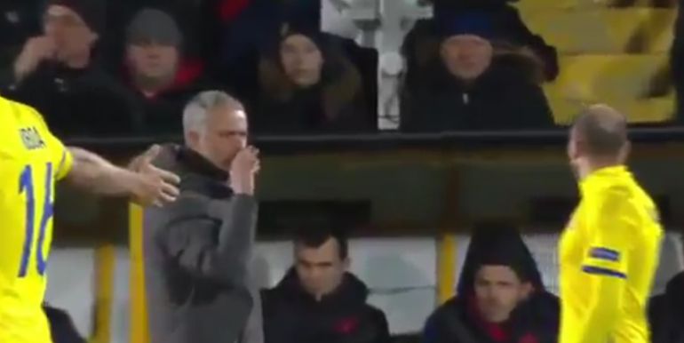 Mourinho, durante su discusión con Kalachev Mourinho, durante su discusión con Kalachev