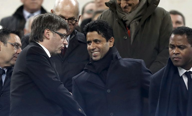 Nasser Al-Khelaifi saluda a Carles Puigdemont ante la mirada de Bartomeu y Patrick Kluivert durante el duelo en el Camp Nou Nasser Al-Khelaifi saluda a Carles Puigdemont ante la mirada de Bartomeu y Patrick Kluivert durante el duelo en el Camp Nou
