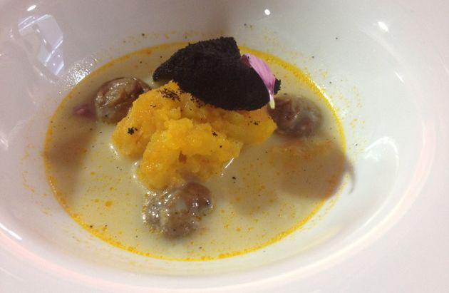 Chupe de piraña con papas aliñás y bechamel de tamarindo. Chupe de piraña con papas aliñás y bechamel de tamarindo.