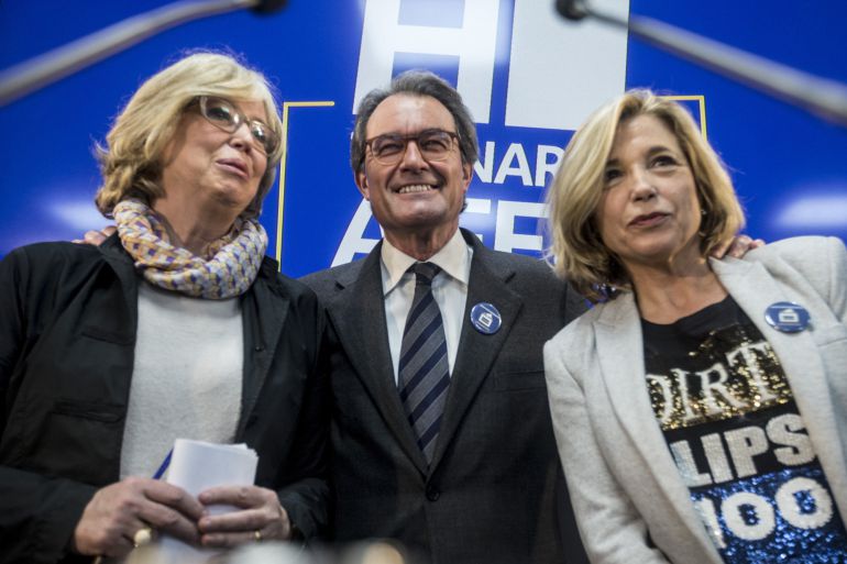 El expresidente de la Generalitat Artur Mas (c), la exvicepresidenta Joana Ortega (d), y la exconsellera de Enseñanza Irene Rigau (i), posan momentos antes de la rueda de prensa que han ofrecido hoy después que el Tribunal Superior de Justicia de Cataluña (TSJC) les ha condenado a dos años de inhabilitación El expresidente de la Generalitat Artur Mas (c), la exvicepresidenta Joana Ortega (d), y la exconsellera de Enseñanza Irene Rigau (i), posan momentos antes de la rueda de prensa que han ofrecido hoy después que el Tribunal Superior de Justicia de Cataluña (TSJC) les ha condenado a dos años de inhabilitación