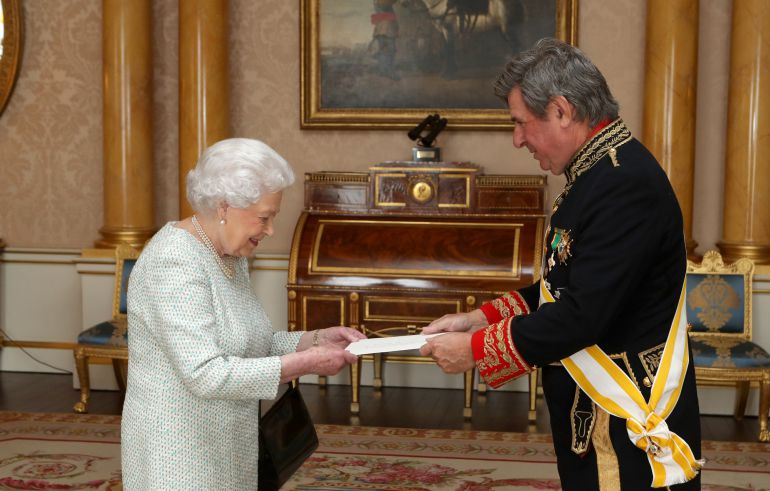Carlos Bastarreche, en el palacio de Buckingham con la reina Isabel II. Carlos Bastarreche, en el palacio de Buckingham con la reina Isabel II.