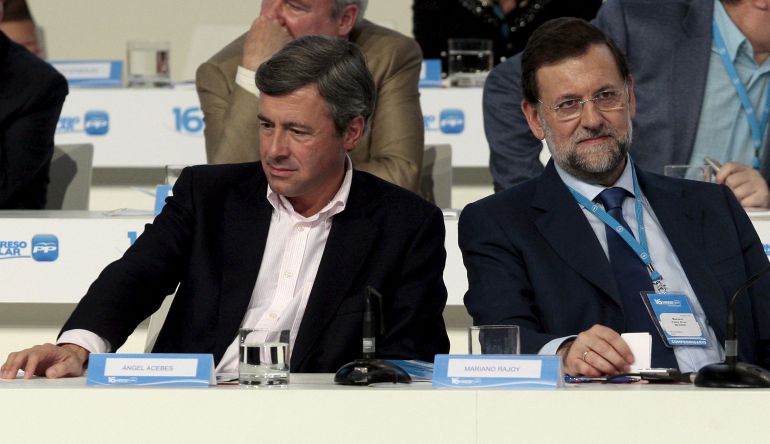 El presidente del PP, Mariano Rajoy (d), conversa con el entonces secretario general saliente del partido, Ángel Acebes (i), durante el XVI Congreso Nacional del PP que se celebró en la Feria de Muestras de Valencia. El presidente del PP, Mariano Rajoy (d), conversa con el entonces secretario general saliente del partido, Ángel Acebes (i), durante el XVI Congreso Nacional del PP que se celebró en la Feria de Muestras de Valencia.