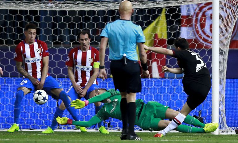 Oblak, en su triple intervención. Oblak, en su triple intervención.