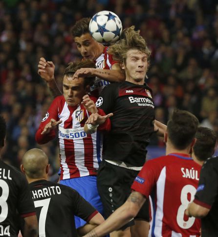 Griezmann y José María Giménez luchan por el balón con Jedvaj. Griezmann y José María Giménez luchan por el balón con Jedvaj.