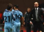 Guardiola habla con Silva.