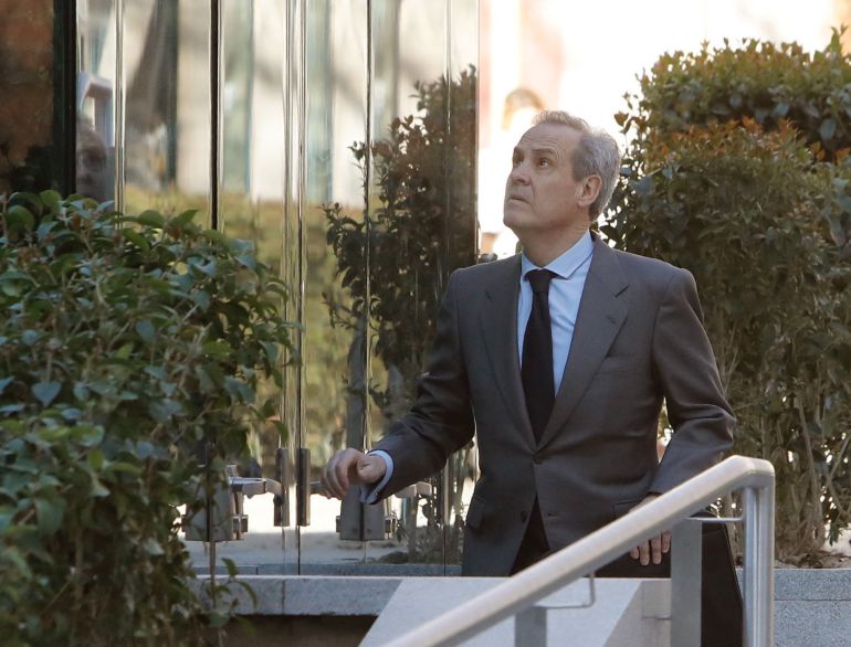 El ex alto cargo de supervisión del Banco de España Jerónimo Martínez Tello, a su llegada a la Audiencia Nacional donde ha declarado como investigado junto a Mariano Herrero por la salida a bolsa de Bankia. El ex alto cargo de supervisión del Banco de España Jerónimo Martínez Tello, a su llegada a la Audiencia Nacional donde ha declarado como investigado junto a Mariano Herrero por la salida a bolsa de Bankia.