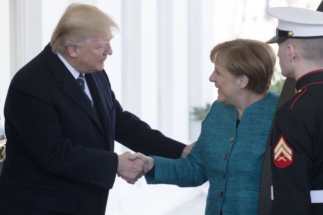 Trump sí estrechó la mano de Merkel a su llegada Trump sí estrechó la mano de Merkel a su llegada