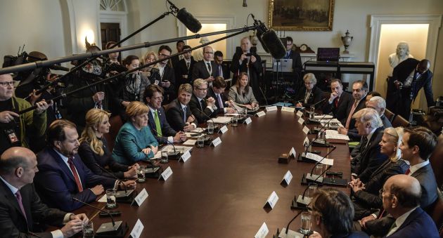 Angela Merkel y Donald J. Trump, durante la reunión con representantes de diferentes empresas, entre los que se encuentran la hija de Trump, Ivanka Trump Angela Merkel y Donald J. Trump, durante la reunión con representantes de diferentes empresas, entre los que se encuentran la hija de Trump, Ivanka Trump