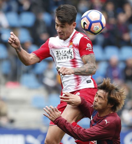 Hernán Pérez disputa un balón con Takashi Inui. Hernán Pérez disputa un balón con Takashi Inui.