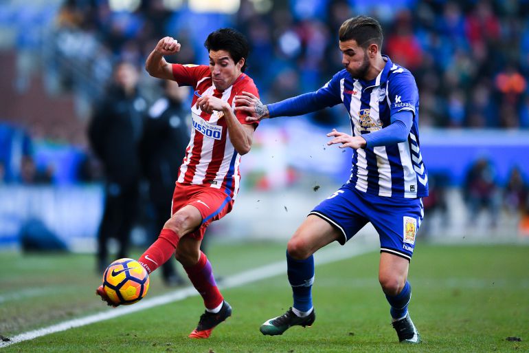 Theo Hernández intenta quitar el balón a Gaitán Theo Hernández intenta quitar el balón a Gaitán
