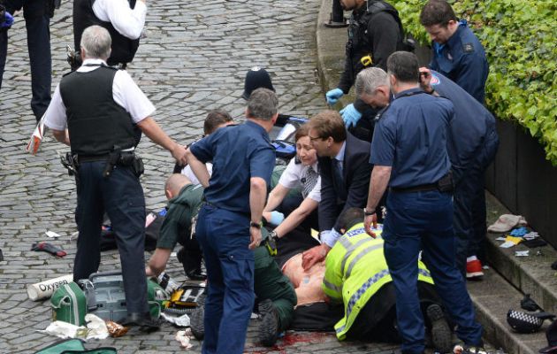 El parlamentario británico Tobias Ellwood realiza maniobras de reanimación al policía apuñalado en Londres. El parlamentario británico Tobias Ellwood realiza maniobras de reanimación al policía apuñalado en Londres.