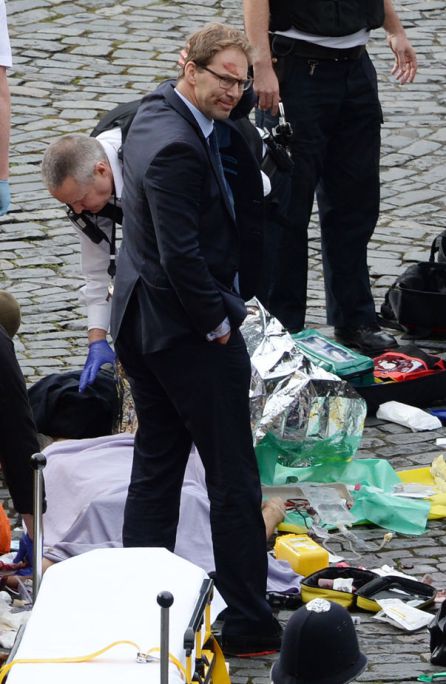 Tobias Ellwood, junto al policía herido y los servicios de emergencia. Tobias Ellwood, junto al policía herido y los servicios de emergencia.