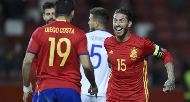 Sergio Ramos felicita a Diego Costa por su gol a Israel. Sergio Ramos felicita a Diego Costa por su gol a Israel.