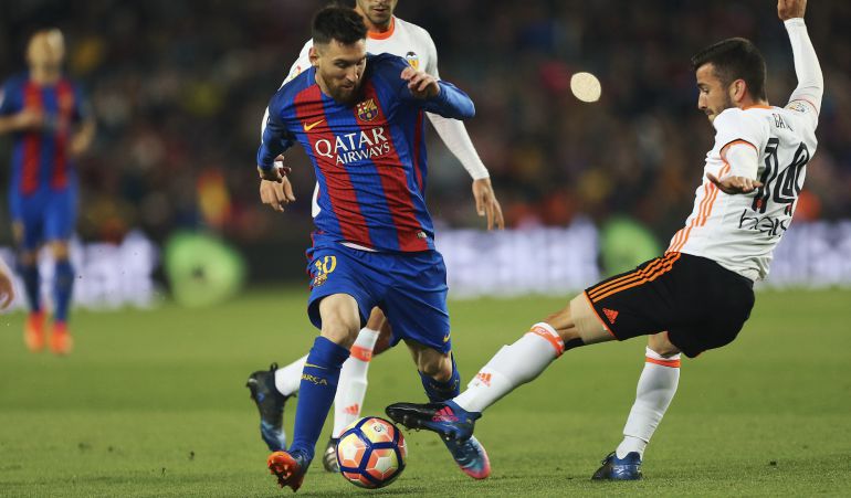 El delantero argentino del FC Barcelona, Lionel Andrés Messi (i) y el defensa del Valencia José Luis Gayá durante el partido de la vigésimo octava jornada de Liga en Primera División El delantero argentino del FC Barcelona, Lionel Andrés Messi (i) y el defensa del Valencia José Luis Gayá durante el partido de la vigésimo octava jornada de Liga en Primera División