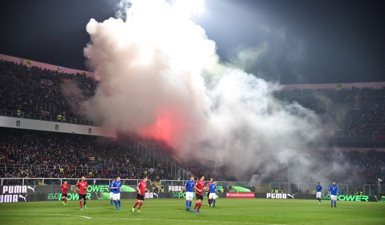La humareda causada por las bengalas en el Italia - Albania. La humareda causada por las bengalas en el Italia - Albania.