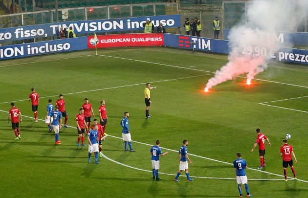 Dos bengalas caen al terreno de juego donde se jugaba el Italia - Albania. Dos bengalas caen al terreno de juego donde se jugaba el Italia - Albania.