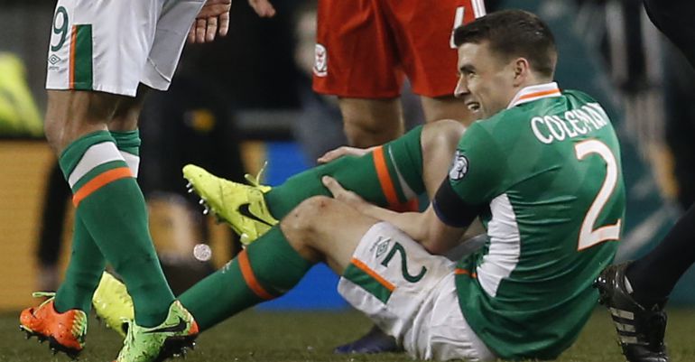 Seamus Coleman hace un gesto de dolor tras la grave entrada sufrida ante Gales Seamus Coleman hace un gesto de dolor tras la grave entrada sufrida ante Gales