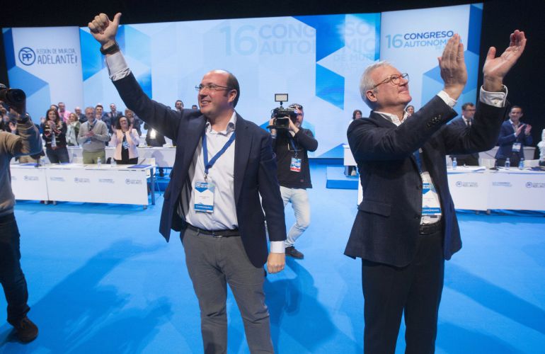 El nuevo presidente del Partido Popular en la Región de Murcia Pedro Antonio Sánchez, junto al presidente saliente, Ramón Luis Valcárcel El nuevo presidente del Partido Popular en la Región de Murcia Pedro Antonio Sánchez, junto al presidente saliente, Ramón Luis Valcárcel