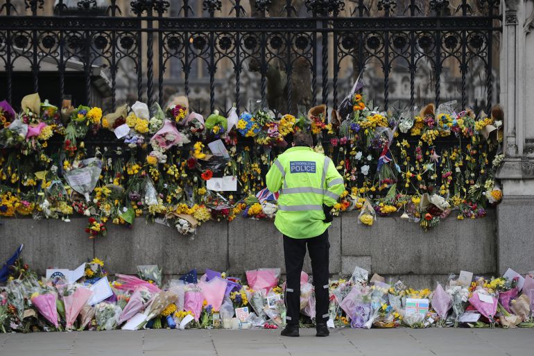 Flores junto al Parlamento inglés tras el atentado Flores junto al Parlamento inglés tras el atentado