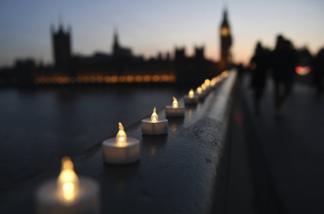 Vista de unas velas de plástico en el puente de Westminster Vista de unas velas de plástico en el puente de Westminster