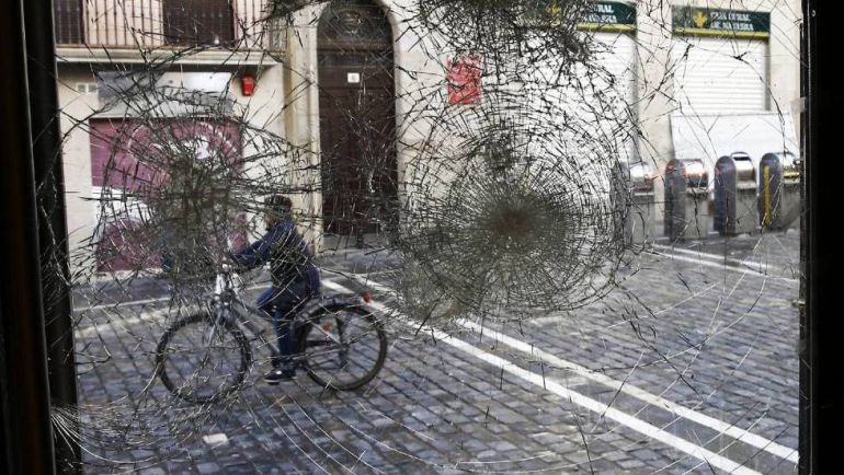 El cristal de un establecimiento del Casco Viejo de Pamplona tras los disturbios El cristal de un establecimiento del Casco Viejo de Pamplona tras los disturbios