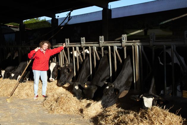 Marta Álvarez Quintero junto a sus vacas de la Granxa Maruxa Marta Álvarez Quintero junto a sus vacas de la Granxa Maruxa