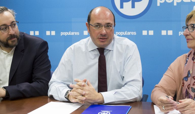 El presidente de Murcia, Pedro Antonio Sánchez, junto a la secretaria general del Partido Popular en la región, Maruja Pelegrín (d), y el portavoz del grupo popular en la Asamblea Regional, Víctor Martínez, durante la primera reunión del comité ejecutivo del PP celebrada hoy en la sede del partido en Murcia. El presidente de Murcia, Pedro Antonio Sánchez, junto a la secretaria general del Partido Popular en la región, Maruja Pelegrín (d), y el portavoz del grupo popular en la Asamblea Regional, Víctor Martínez, durante la primera reunión del comité ejecutivo del PP celebrada hoy en la sede del partido en Murcia.