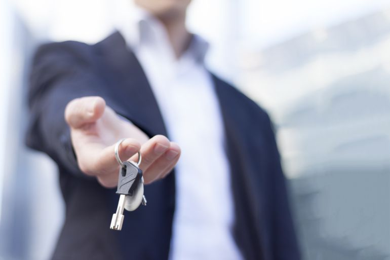 Un hombre enseña las llaves de su casa Un hombre enseña las llaves de su casa