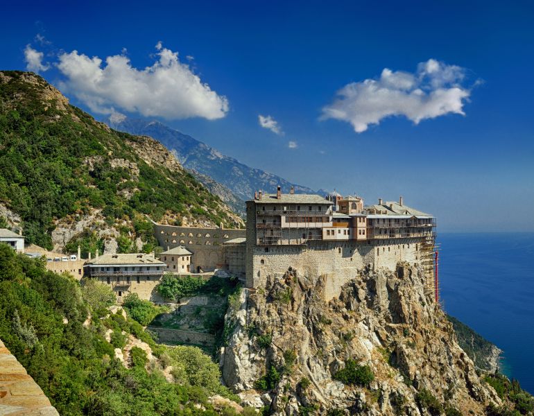 El monasterio de Simonos Petras, en el Monte Athos, se fundó en 1257 a más de 300 metros por encima del mar Egeo El monasterio de Simonos Petras, en el Monte Athos, se fundó en 1257 a más de 300 metros por encima del mar Egeo