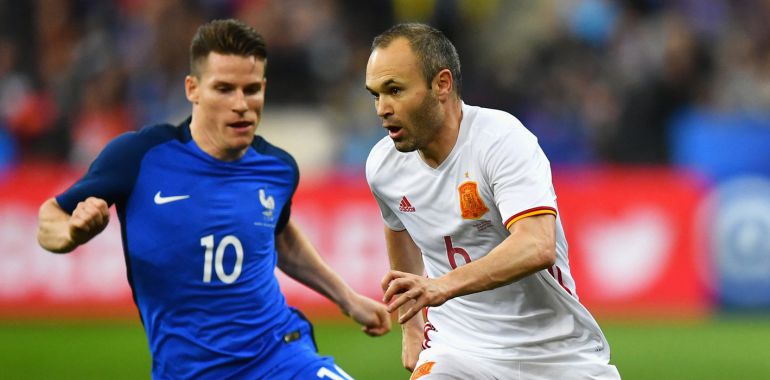 Gameiro presiona a Iniesta durante el amistoso entre Francia y España Gameiro presiona a Iniesta durante el amistoso entre Francia y España