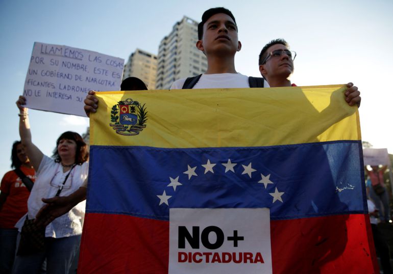 Opositores con banderas de venezuela en las que se puede leer, no mas dictadura. Opositores con banderas de venezuela en las que se puede leer, no mas dictadura.