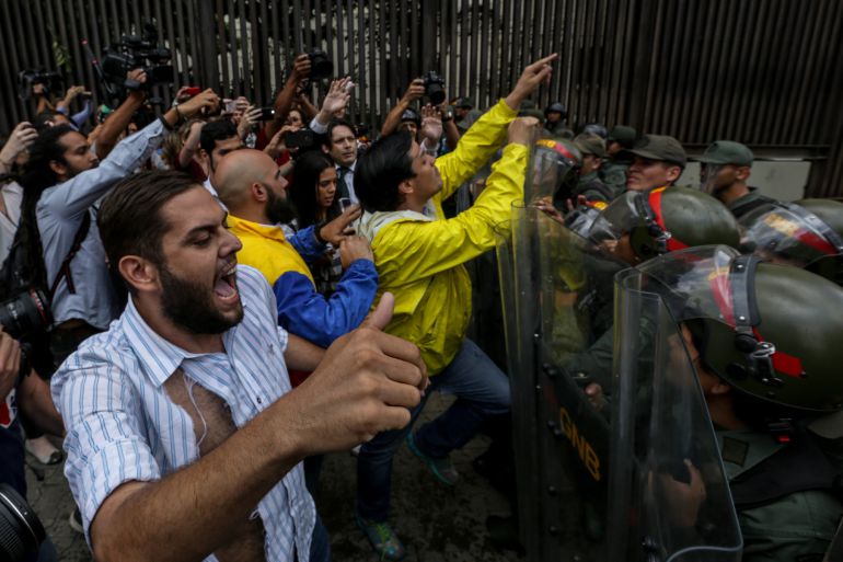Soldados de la Guardia Nacional impiden el paso de un grupo de diputados que protestan en la sede del Tribunal Supremo de Justicia en Caracas, Venezuela. Soldados de la Guardia Nacional impiden el paso de un grupo de diputados que protestan en la sede del Tribunal Supremo de Justicia en Caracas, Venezuela.
