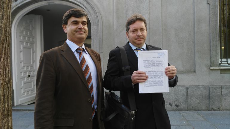 Los abogados Sergi Blázquez y Agustí Carles tras presentar la querella en el Tribunal Supremo Los abogados Sergi Blázquez y Agustí Carles tras presentar la querella en el Tribunal Supremo