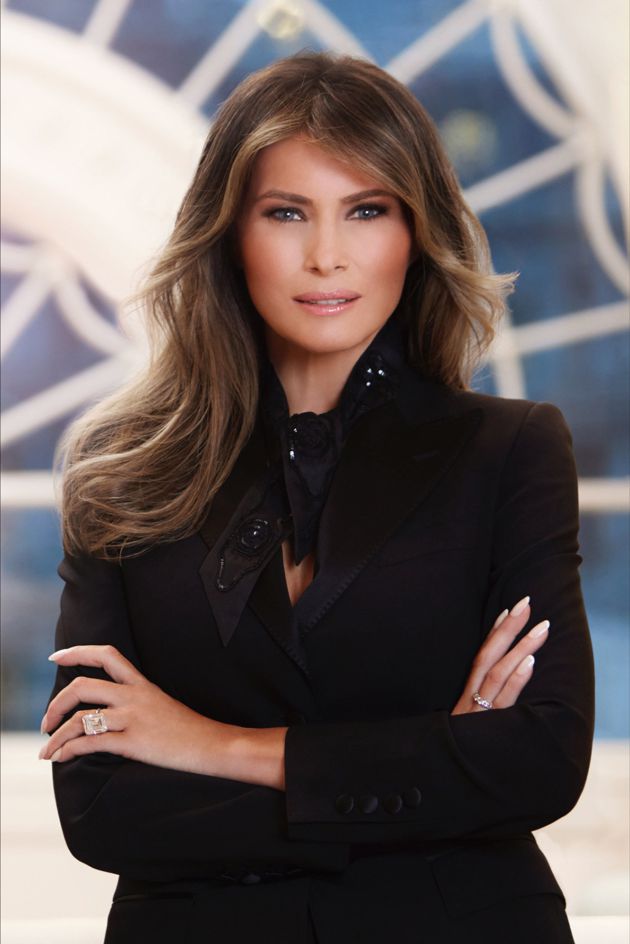 La Casa Blanca divulga el primer retrato oficial de Melania Trump. La Casa Blanca divulga el primer retrato oficial de Melania Trump.