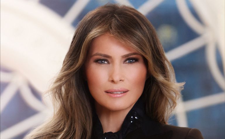 La Casa Blanca divulga el primer retrato oficial de Melania Trump como primera dama, tomado en la Casa Blanca. La Casa Blanca divulga el primer retrato oficial de Melania Trump como primera dama, tomado en la Casa Blanca.