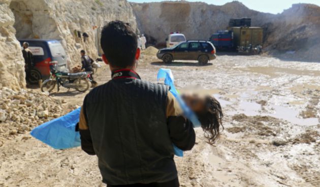 Un hombre traslada el cadáver de un niño tras el ataque químico sobre la ciudad de Khan Sheikhoun en la localidad siria rebelde de Idlib. Un hombre traslada el cadáver de un niño tras el ataque químico sobre la ciudad de Khan Sheikhoun en la localidad siria rebelde de Idlib.