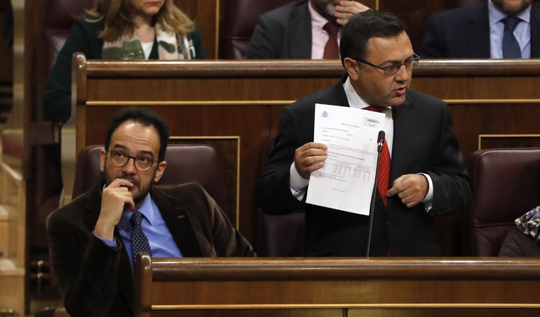 El diputado del PSOE Miguel Ángel Heredia, junto al portavoz del grupo, Antonio Hernand El diputado del PSOE Miguel Ángel Heredia, junto al portavoz del grupo, Antonio Hernand
