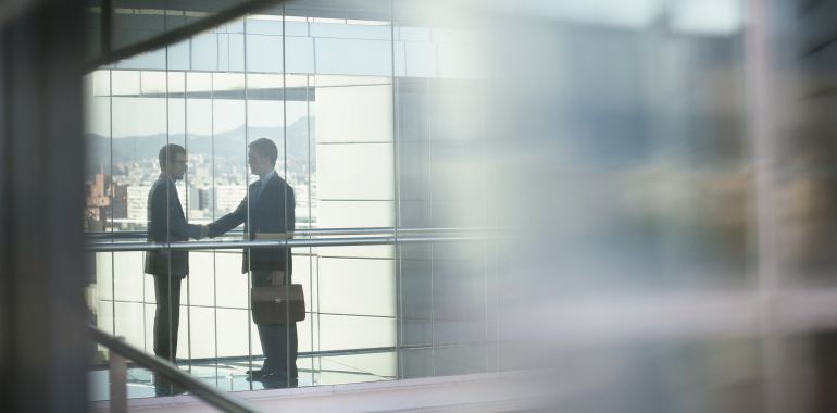 Hombres de negocios se estrechan la mano. Hombres de negocios se estrechan la mano.