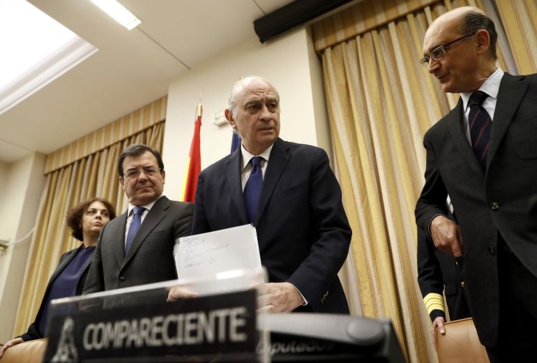 La presidenta del Comité de Garantías de Podemos, Gloria Elizo (i), el diputado del Partido Popular, Francisco Molinero Hoyos (2i), el exministro del Interior, Jorge Fernández Díaz (2d) y el diputado del PNV, Mikel Legarda (d), en la comisión de investigación del Congreso La presidenta del Comité de Garantías de Podemos, Gloria Elizo (i), el diputado del Partido Popular, Francisco Molinero Hoyos (2i), el exministro del Interior, Jorge Fernández Díaz (2d) y el diputado del PNV, Mikel Legarda (d), en la comisión de investigación del Congreso